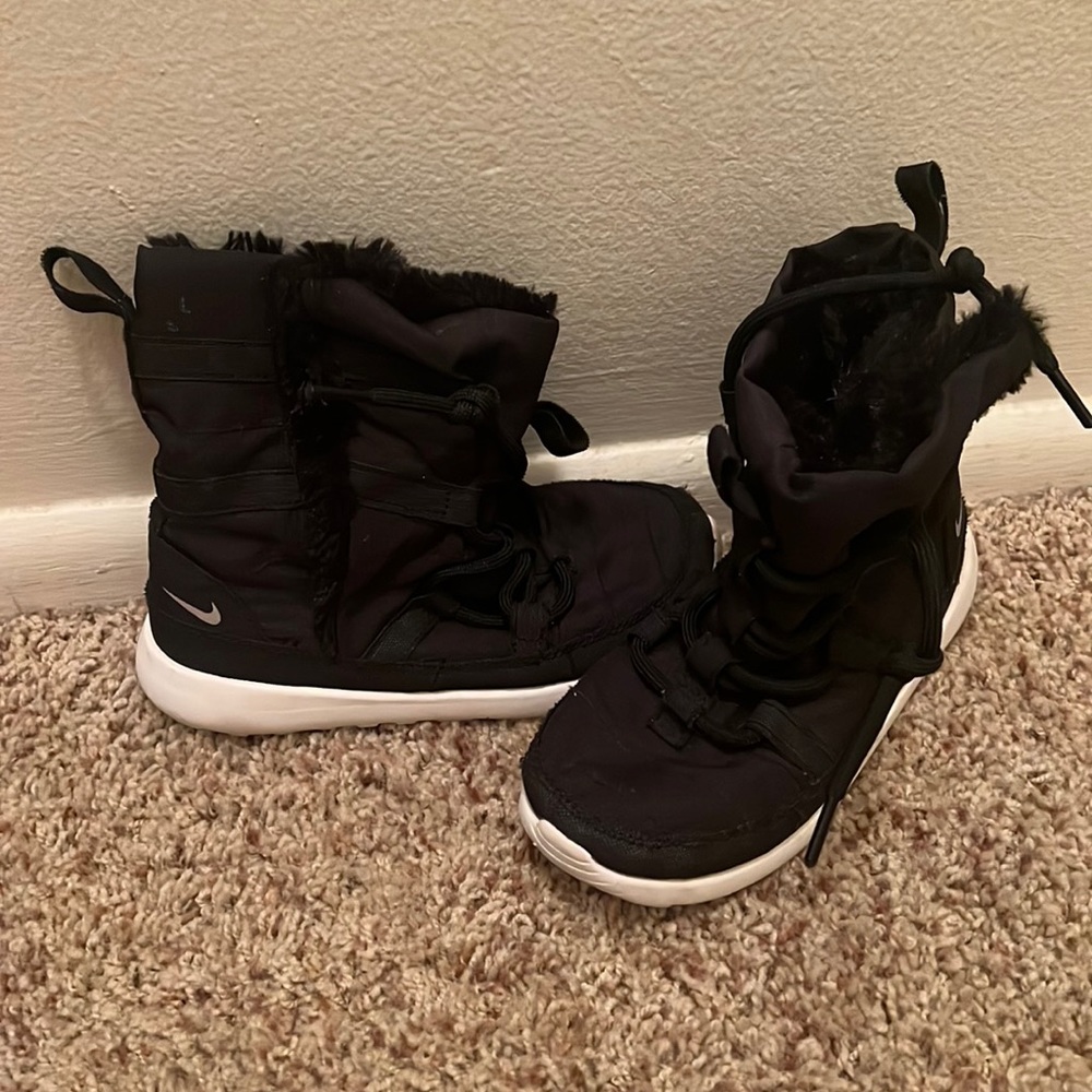 Girls Nike winter boots